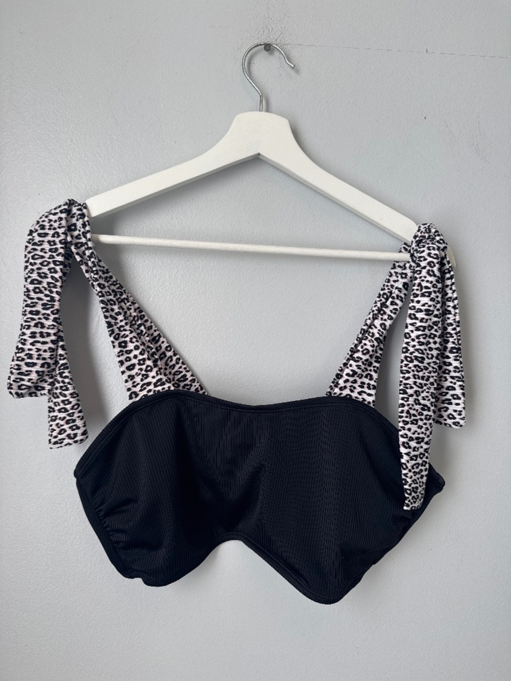 Island soul curve bikini top Bandu with animal print straps